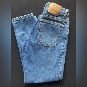 VTG Levi’s 95’ Women’s Relaxed Fit Tapered Med-Dark Wash Jeans. Size 9.